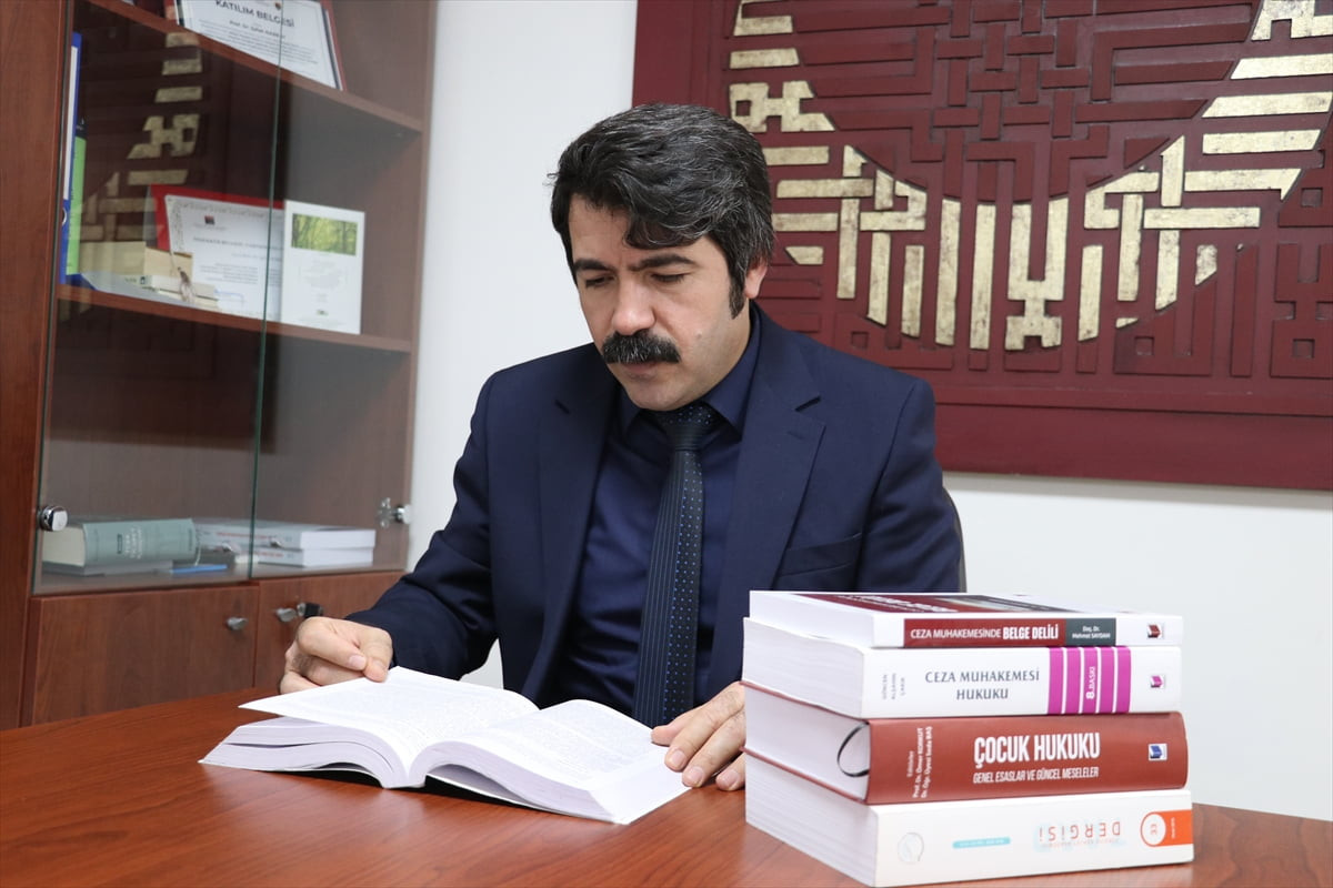 Sakarya Üniversitesi (SAÜ) Hukuk Fakültesi Ceza ve Ceza Muhakemesi Hukuku Anabilim Dalı Başkanı...