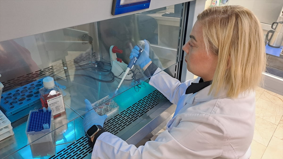 Sakarya Uygulamalı Bilimler Üniversitesi (SUBÜ) doktora öğrencisi Özge Özten, bor tabanlı ışığa...