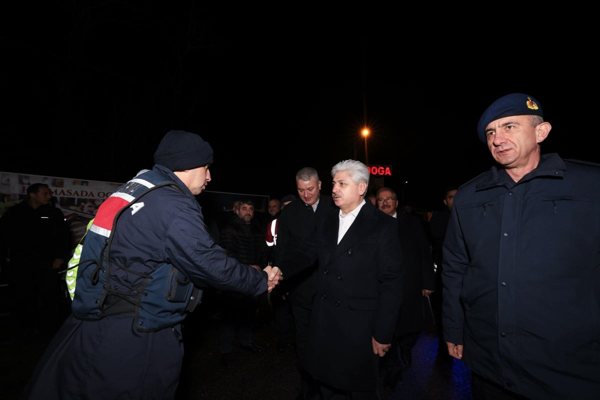 Sakarya Valisi Rahmi Doğan (ortada), yılbaşı tedbirleri kapsamında görev yapan polis ve jandarma...
