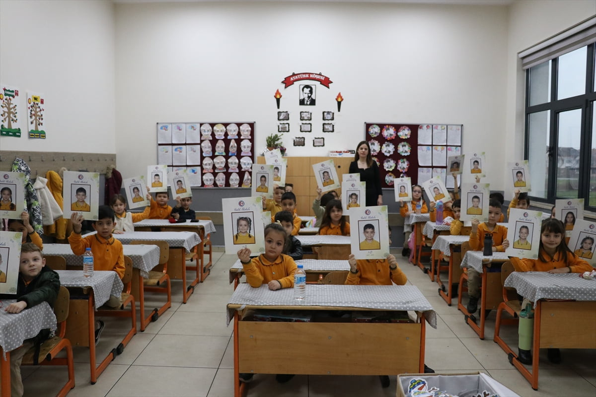 Sakarya'da 793 okulda 211 bin 929 öğrenci, karnelerini alarak yarıyıl tatiline girdi.