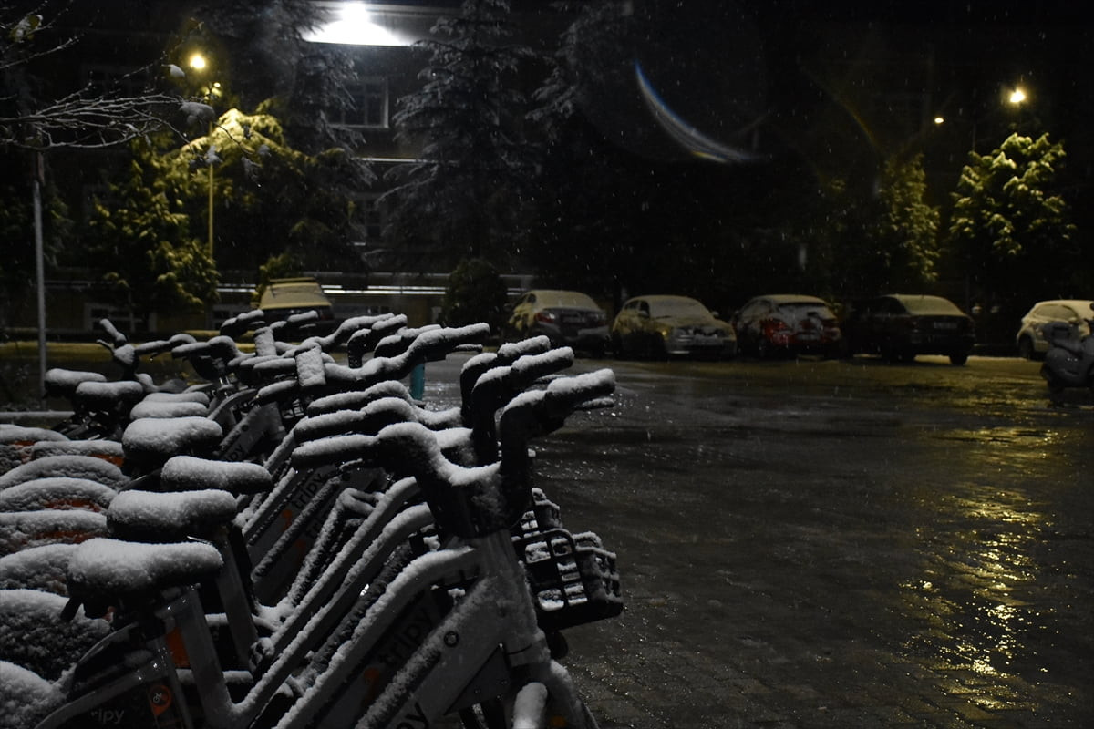 Sakarya'da akşam saatlerinde başlayan kar yağışı, şehir merkezinin yüksek kesimlerinde etkisini...