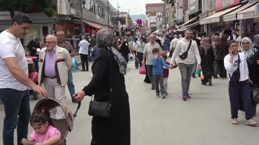 Sakarya'da bayram alışverişi telaşı: "Kedi yavrusu gibi sağa sola dağıldık"