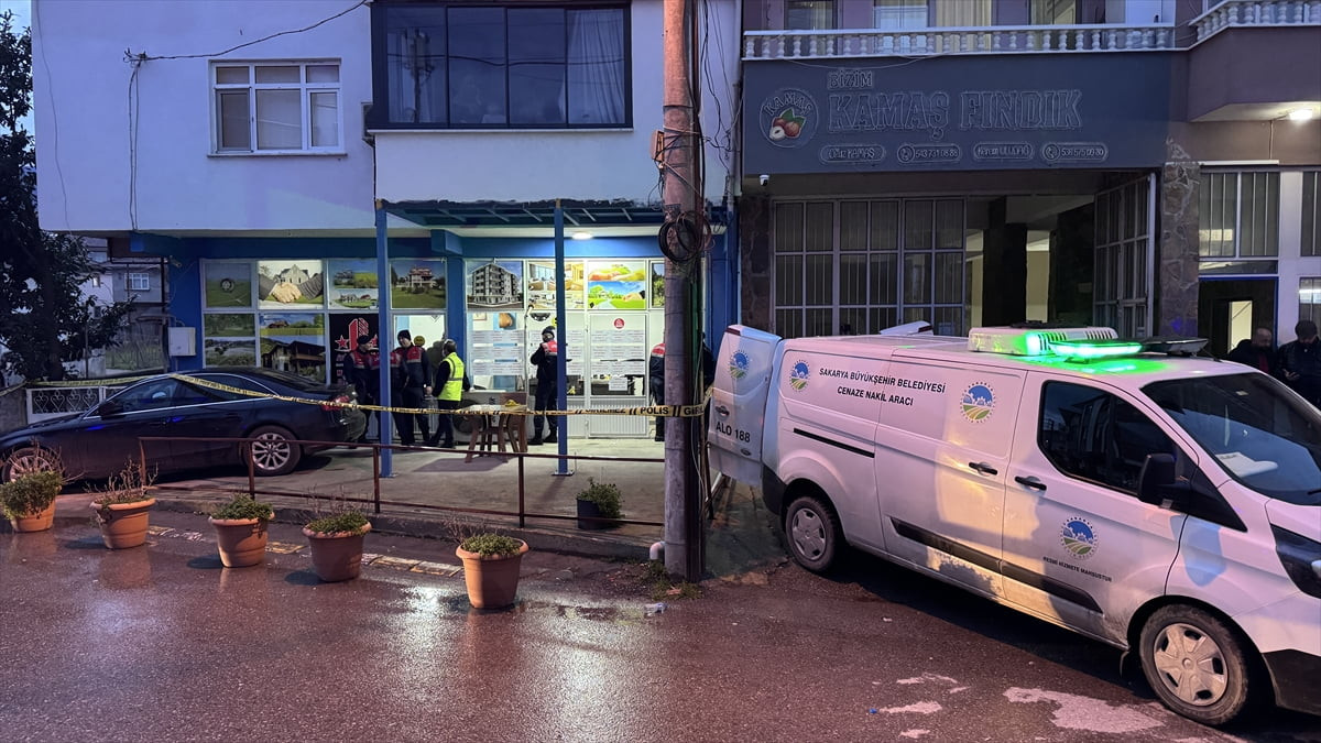 Sakarya'da bir kişi, MHP Karapürçek İlçe Başkanı Mustafa Hıraç'ı ve kendi karısını silahla...