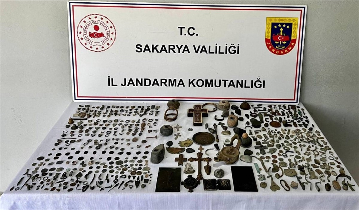 Sakarya'da düzenlenen operasyonda Bizans dönemine ait olduğu değerlendirilen 589 eser ele...