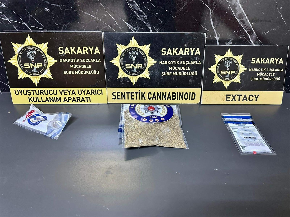 Sakarya'da düzenlenen uyuşturucu operasyonlarında 10 şüpheli gözaltına alındı. 4 araç, 4 ikamet ve...