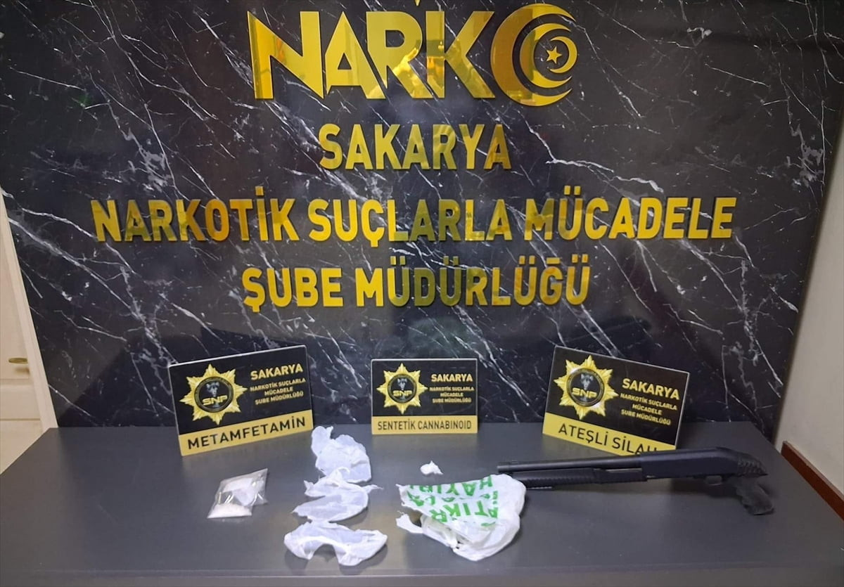 Sakarya'da düzenlenen uyuşturucu operasyonlarında gözaltına alınan 6 şüpheliden 4'ü tutuklandı....