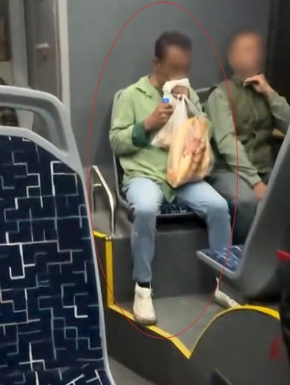 SAKARYA'DA HALK OTOBÜSÜNDE UÇUCU MADDE KULLANDIĞI İDDİA EDİLEN KİŞİ KAMERAYA YANSIDI