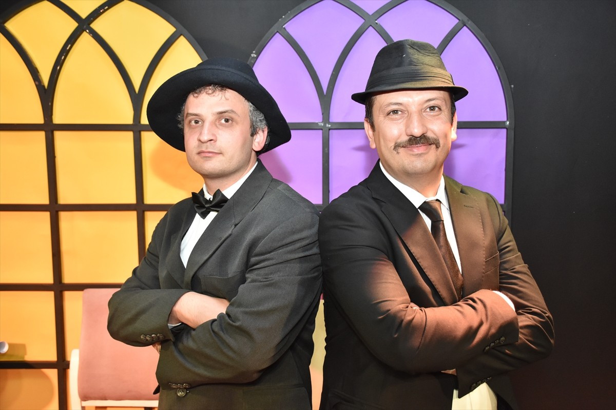 Sakarya'da hareket komedisi (slapstick) tiyatrosu yapan Muhammed Kılıçkeser ve Muammer Şener...