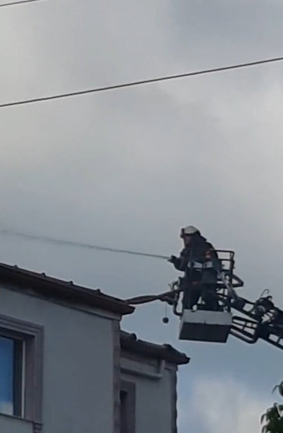 SAKARYA'DA İKİ KATLI BETONARME BİNANIN ÇATI KATINDA ÇIKAN YANGIN, İTFAİYE EKİPLERİNİN...