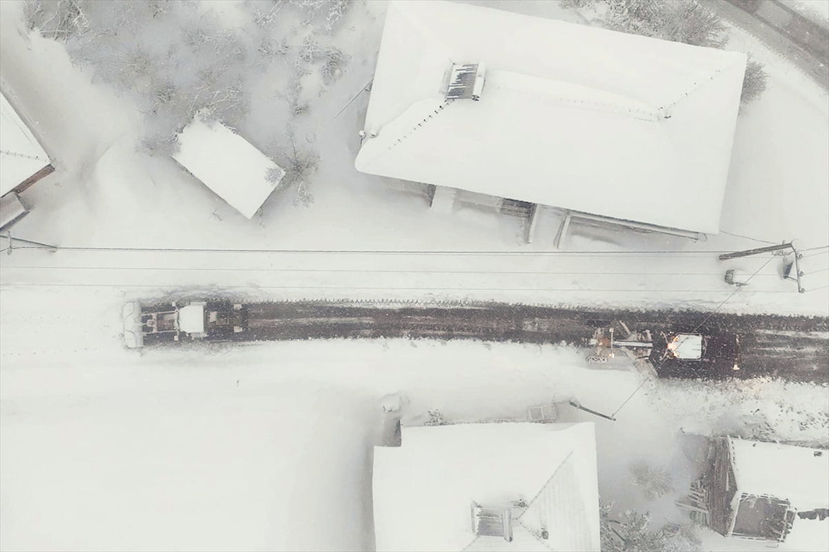 Sakarya'da kar yağışı nedeniyle ulaşıma kapanan 35 grup yolunun 34'ü ulaşıma açıldı.