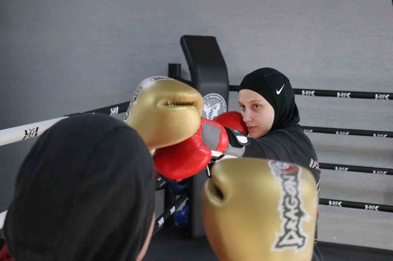 SAKARYA'DA KİCK BOKS EĞİTİMİ ALAN ÇOCUKLAR VE GENÇLER, SPOR SAYESİNDE HEM FİZİKSEL HEM DE RUHSAL...