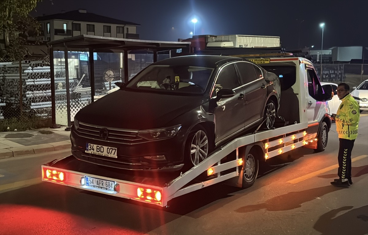 Sakarya'da narkotik polisi, kovalamaca sonucu 3 zanlıyı yakaladı.