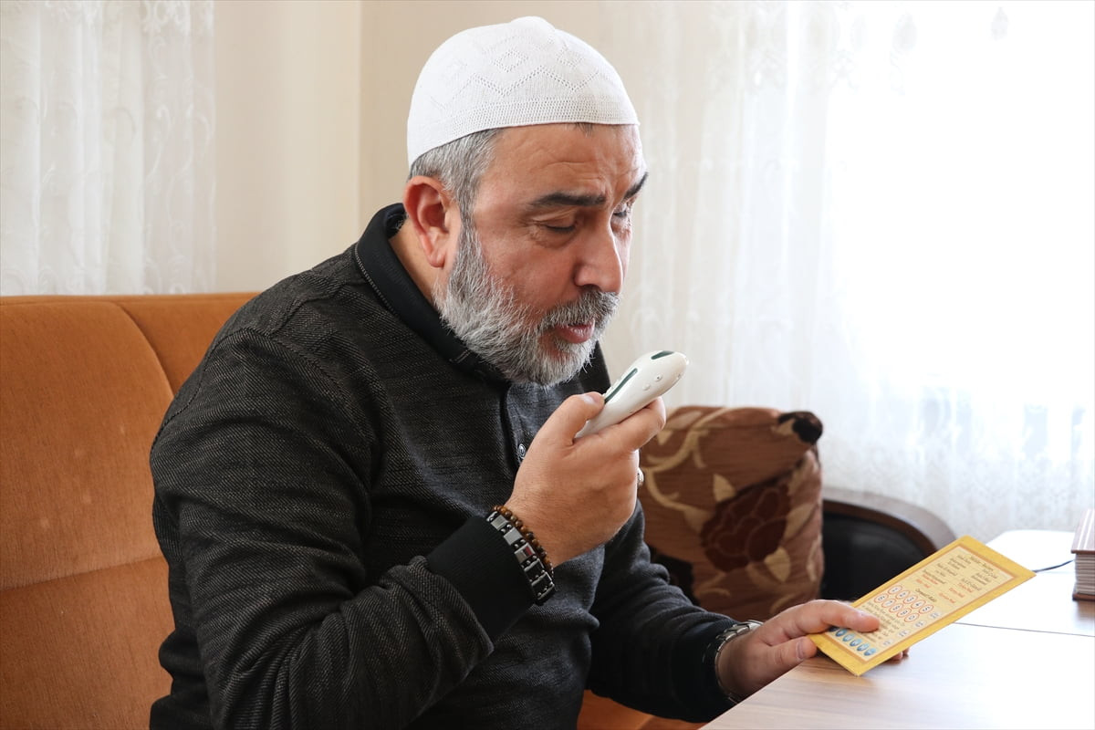 Sakarya'da oturan 47 yaşındaki görme engelli Mahmut Terzi, Kur'an-ı Kerim'i Braille alfabesiyle...