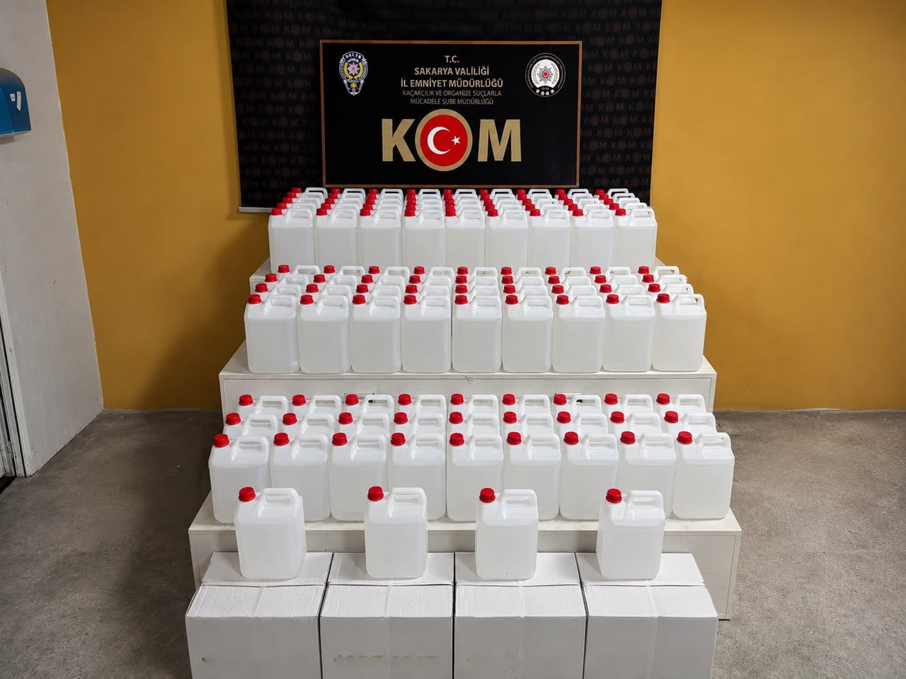 SAKARYA'DA POLİS EKİPLERİNİN ANADOLU OTOYOLU ÜZERİNDE ŞÜPHELİ BİR KAMYONA YÖNELİK DÜZENLEDİĞİ...