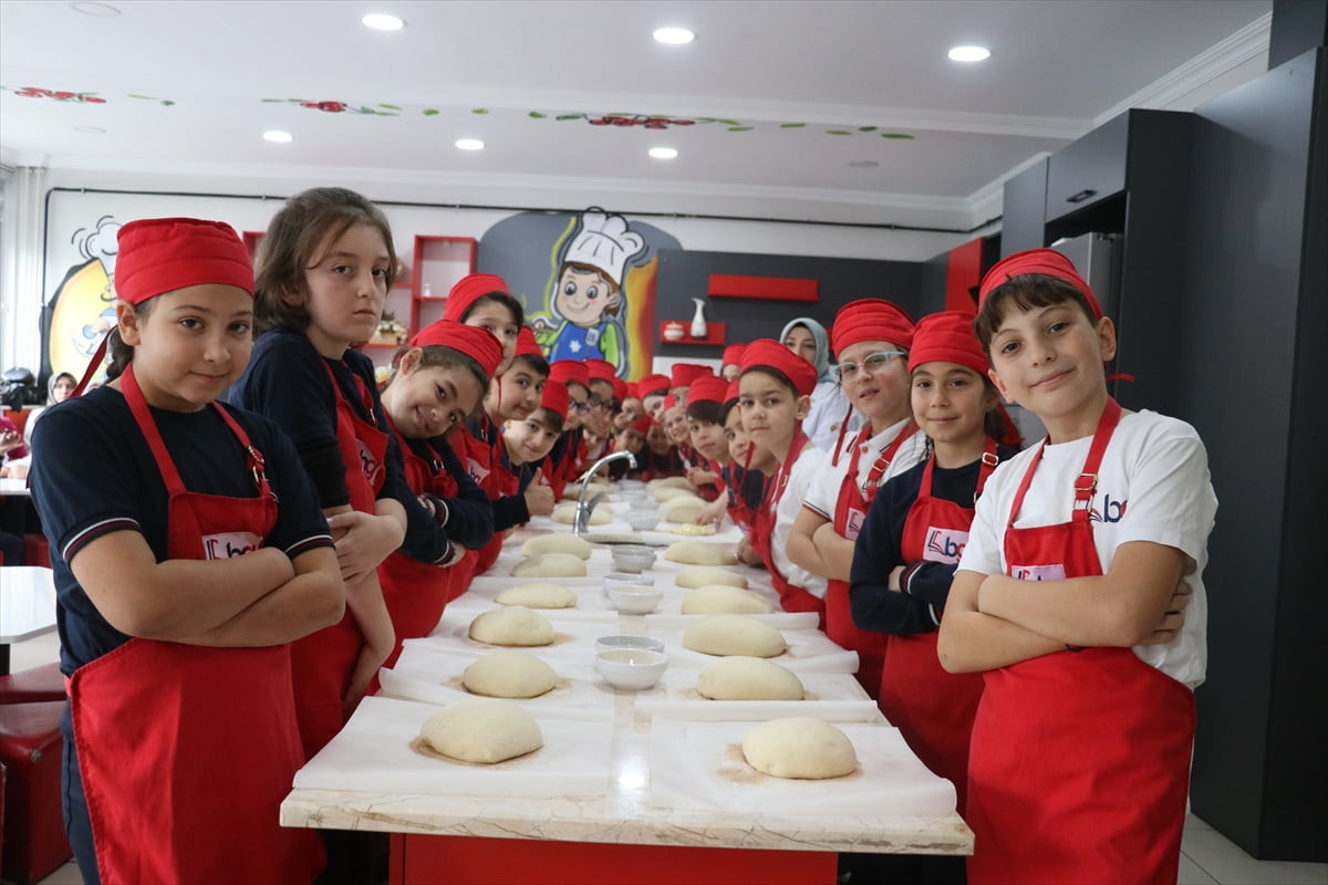 Sakarya'da "Maarifin Kalbinde Ramazan" temasıyla düzenlenen etkinlikte ilkokul öğrencileri...
