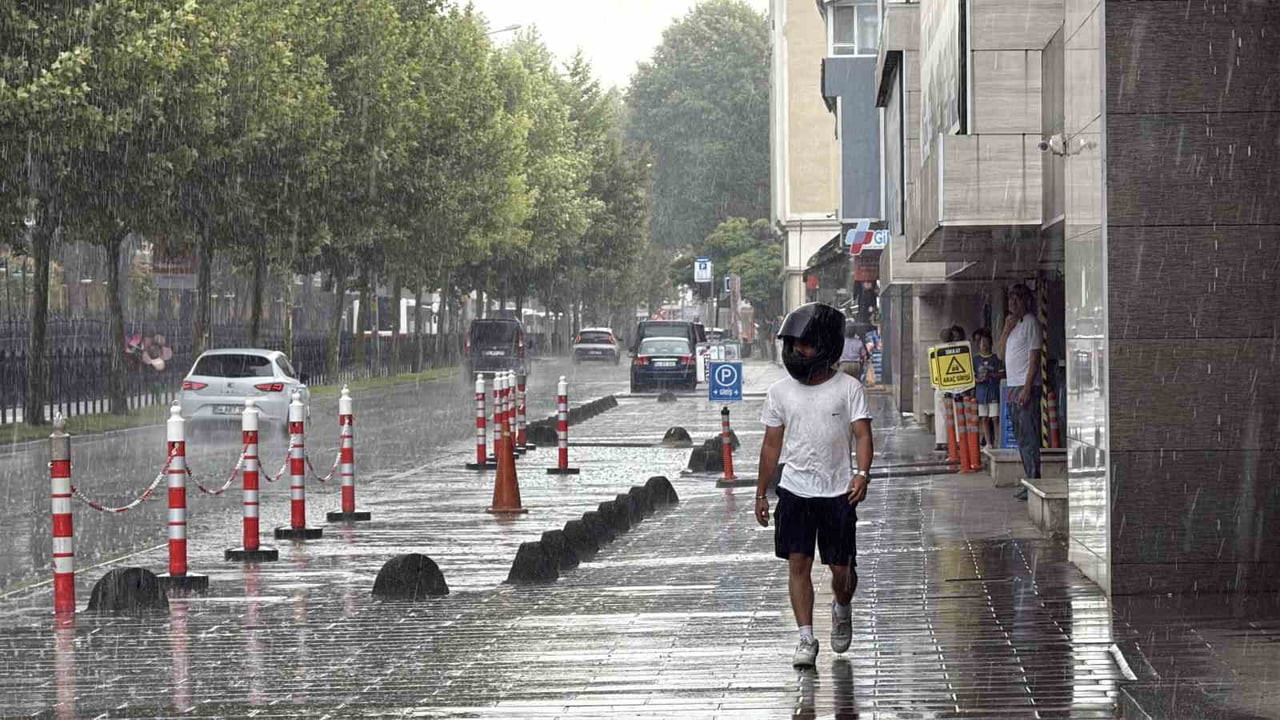 SAKARYA'DA SAĞANAK YAĞIŞ, KENTTE GÜNLÜK YAŞAMI OLUMSUZ ETKİLEDİ.