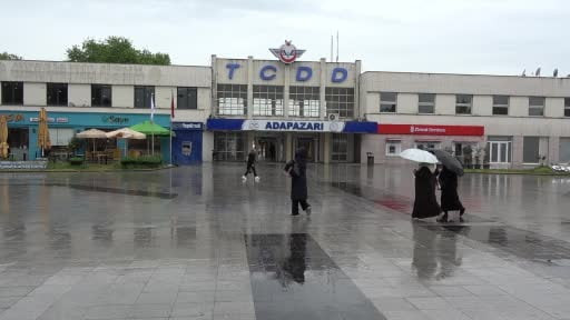 Sakarya'da sağanak yağış: Kimi şemsiyesiyle korundu, kimi sırılsıklam oldu
