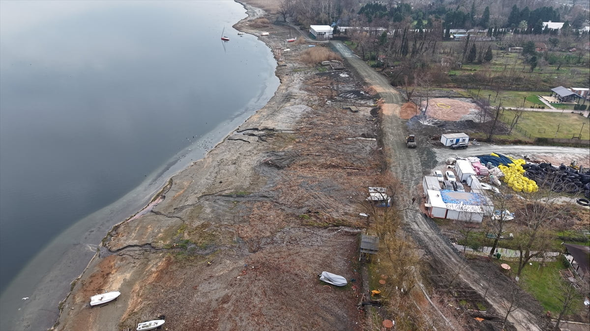 Sakarya'da Sapanca Gölü kıyısındaki kaçak yapılaşmaya karşı yıkım kararı alındı.