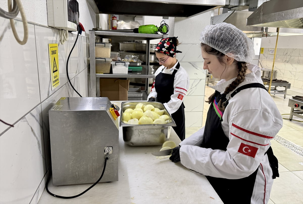 Sakarya'da Sezginler Turizm Mesleki ve Teknik Anadolu Lisesi öğrencileri, teorik eğitimin yanı...