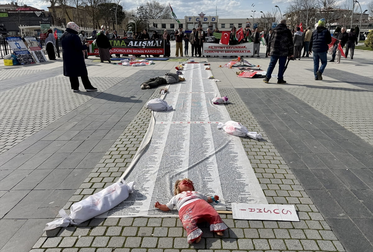 Sakarya'da sivil toplum kuruluşu üyeleri, Gazze'ye destek için basın açıklaması düzenledi. Sakarya...