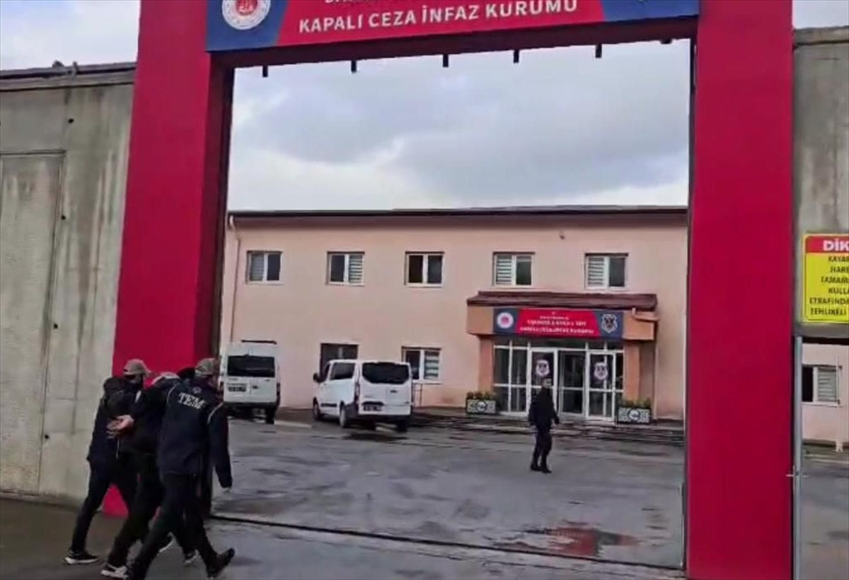 Sakarya'da terör örgütü DEAŞ'a yönelik operasyonda gözaltına alınan şüpheli tutuklandı.