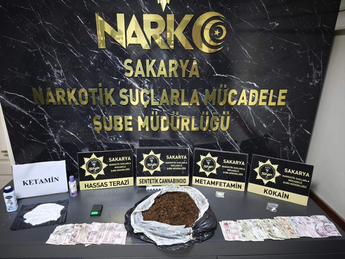 Sakarya'da uyuşturucuyu tuvalette imha etmeye çalışan 3 şüpheli gözaltına alındı. Yapılan...