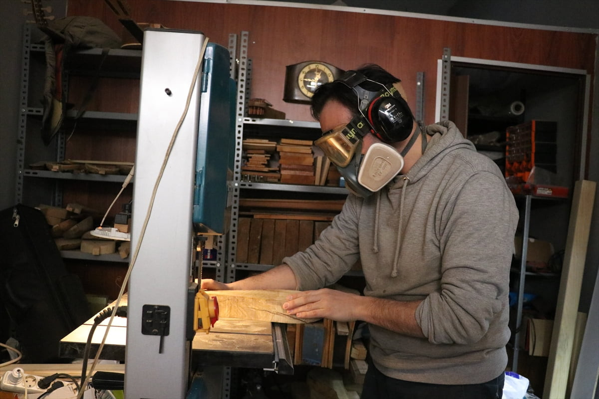 Sakarya'da yaşayan fizik bölümü mezunu Orçun Güneşer, fizik ile müzik arasındaki bağı inceleme...