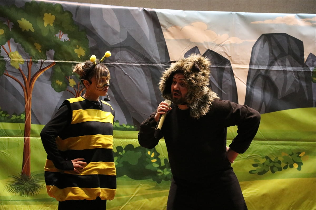 Sakarya'da yaşayan tiyatro oyuncuları Mehmet Furkan (sağda) ve eşi Ülkü Özel, gösterileriyle...