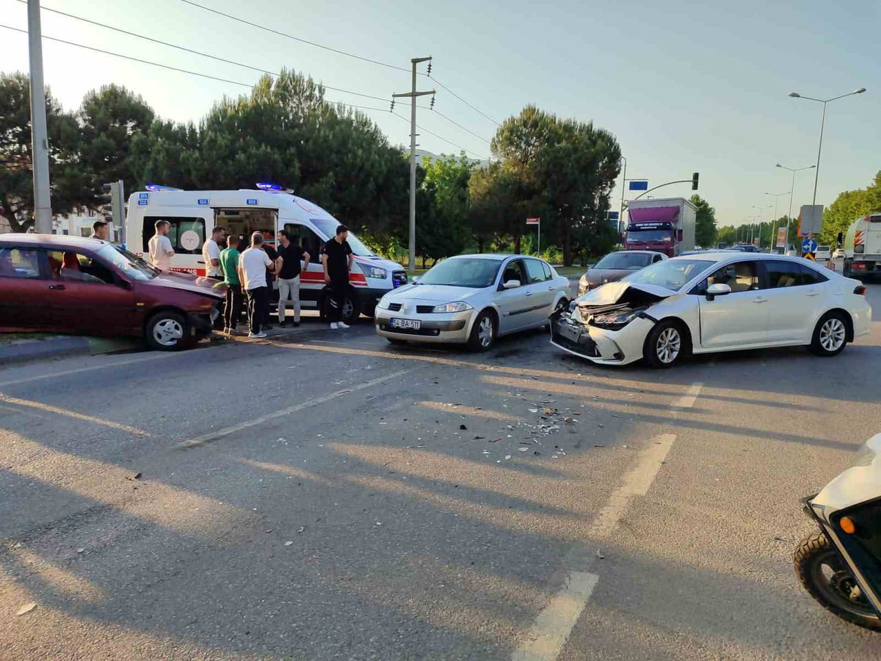 SAKARYA'NIN ADAPAZARI İLÇESİ D-650 KARAYOLUNDA İKİ OTOMOBİLİN KAFA KAFAYA ÇARPIŞMASI NETİCESİNDE...