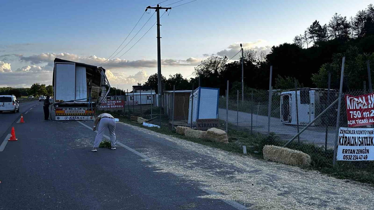 SAKARYA'NIN ADAPAZARI İLÇESİ D 650 KARAYOLUNDA SAMAN YÜKLÜ TIR İLE ÇARPIŞAN İŞÇİLERİ TAŞIYAN...