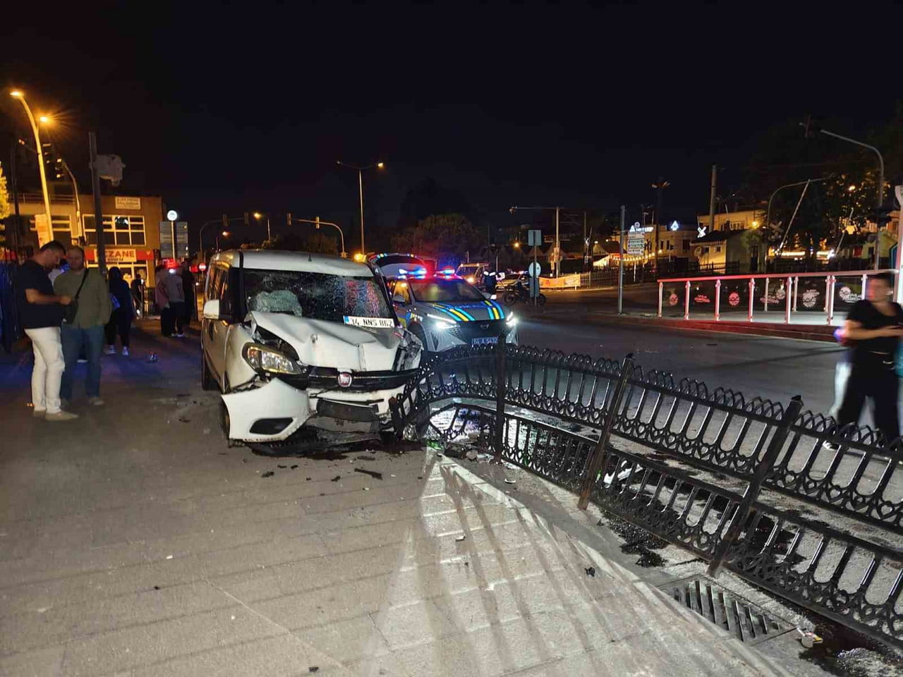 SAKARYA'NIN ADAPAZARI İLÇESİNDE 1 HAFİF TİCARİ ARAÇ İLE 2 MOTOSİKLETİN ÇARPIŞTIĞI TRAFİK KAZASINDA...