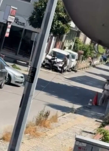 SAKARYA'NIN ADAPAZARI İLÇESİNDE BİR ADAM, EŞİNİ RAHATSIZ ETTİĞİNİ ÖNE SÜRDÜĞÜ KİŞİYİ BACAĞINDAN...
