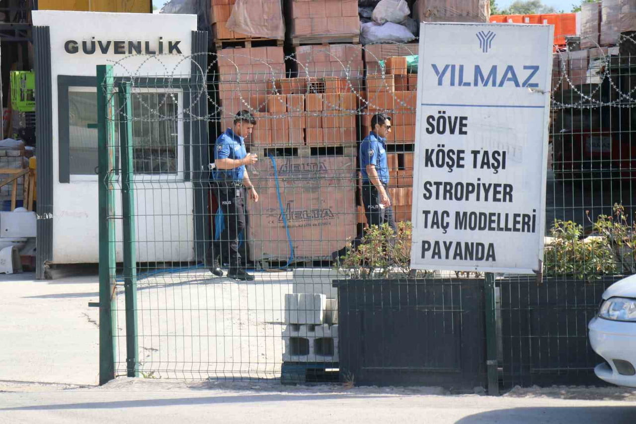 SAKARYA'NIN ADAPAZARI İLÇESİNDE BİR YAPI MALZEMELERİ FİRMASINDA BULUNAN ASANSÖRÜN DÜŞMESİ...