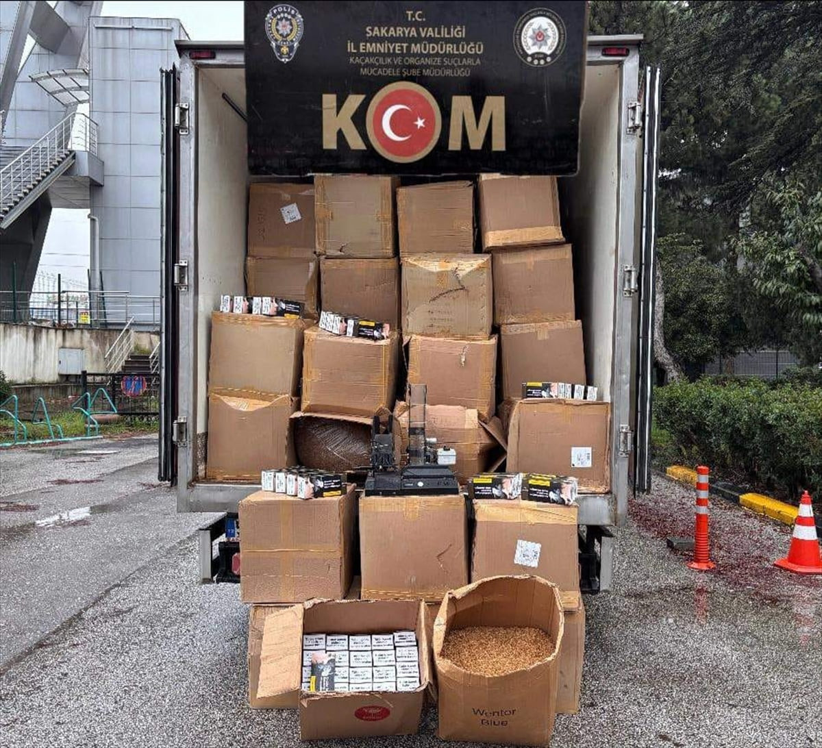 Sakarya'nın Adapazarı ilçesinde düzenlenen operasyonda bir ahırda 2 ton 385 kilogram kaçak tütün...