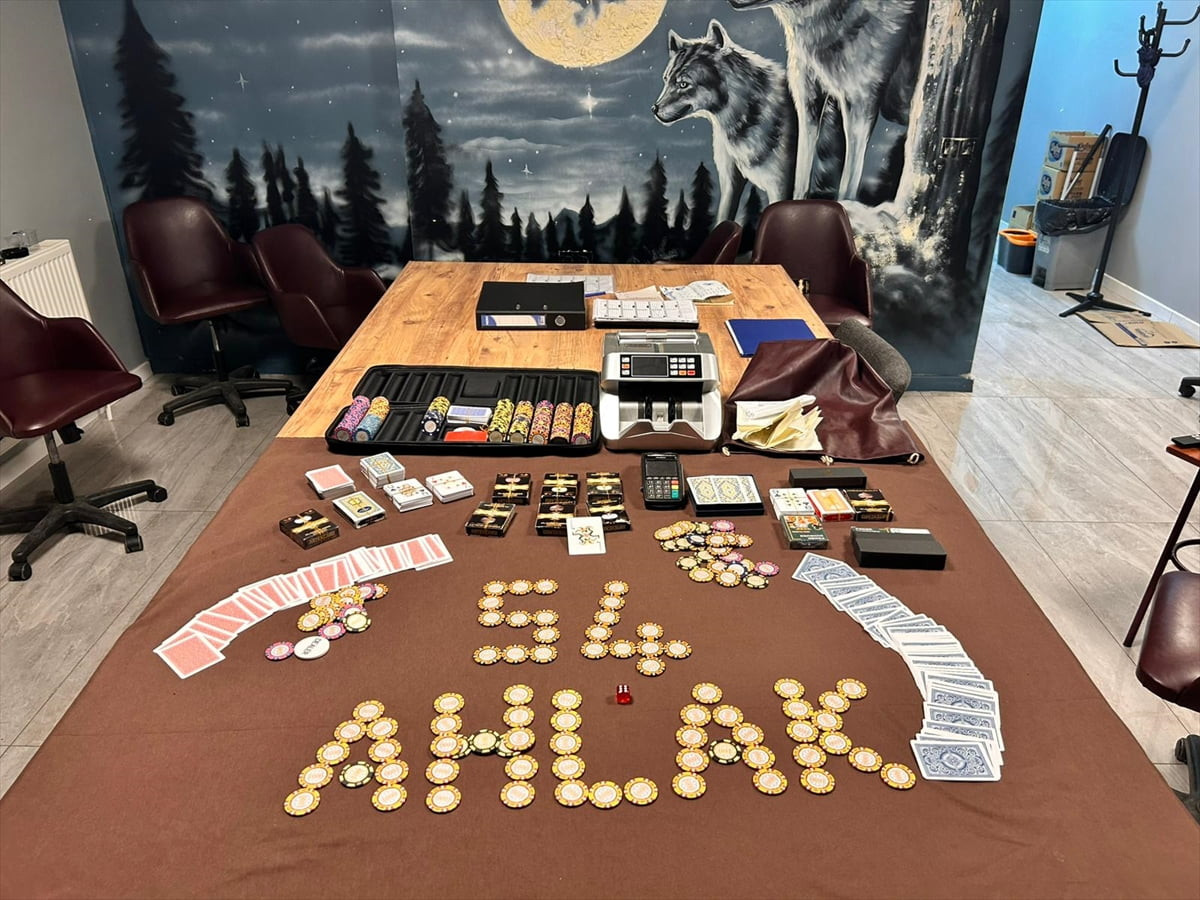 Sakarya'nın Adapazarı ilçesinde düzenlenen operasyonda kumar oynayan 18 kişiye 208 bin 872 lira...