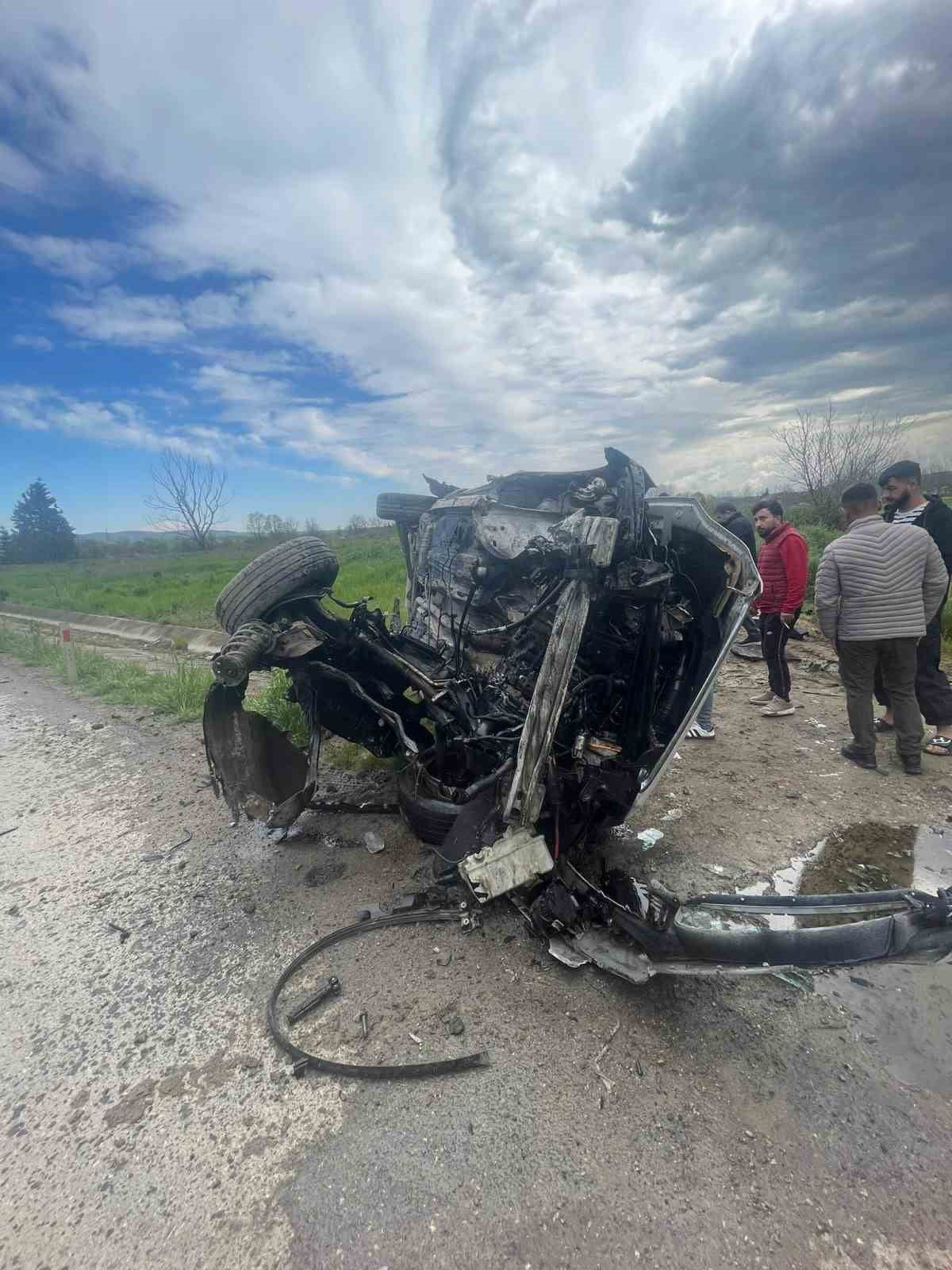 SAKARYA'NIN ADAPAZARI İLÇESİNDE KONTROLDEN ÇIKAN OTOMOBİL YOL KENARINDAKİ KANALA DEVRİLDİ. MEYDANA...