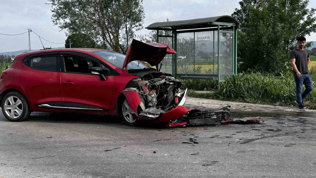 SAKARYA'NIN ADAPAZARI İLÇESİNDE MEYDANA GELEN İKİ OTOMOBİLİN KAFA KAFAYA ÇARPIŞTIĞI TRAFİK...