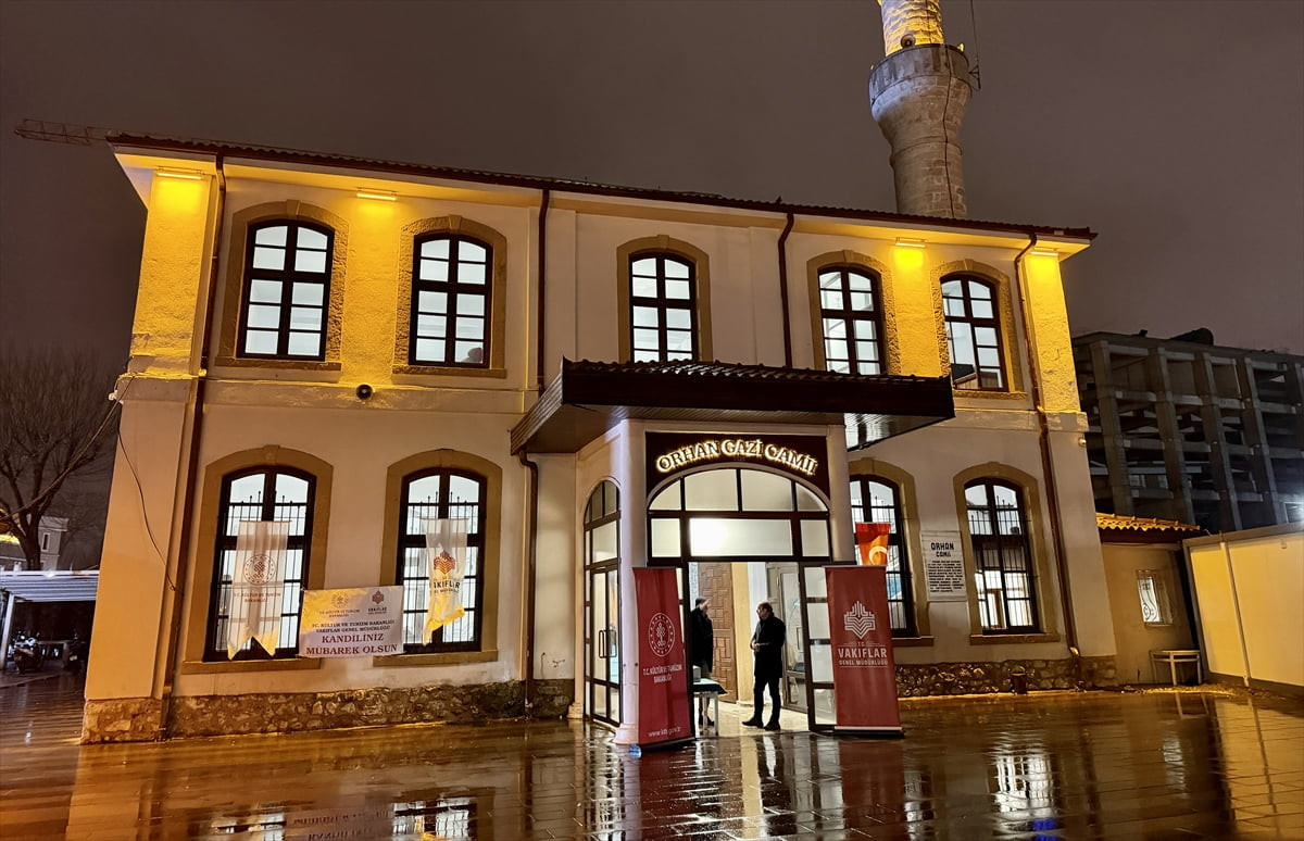 Sakarya'nın Adapazarı ilçesindeki Orhan Camisi'nde Berat Kandili dolayısıyla program...