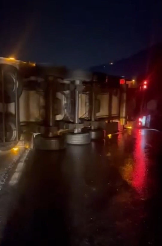 SAKARYA'NIN ADAPAZARI-PAMUKOVA D-650 KARA YOLU GEYVE GEÇİŞİNDE 3 TIRIN KARIŞTIĞI ZİNCİRLEME TRAFİK...