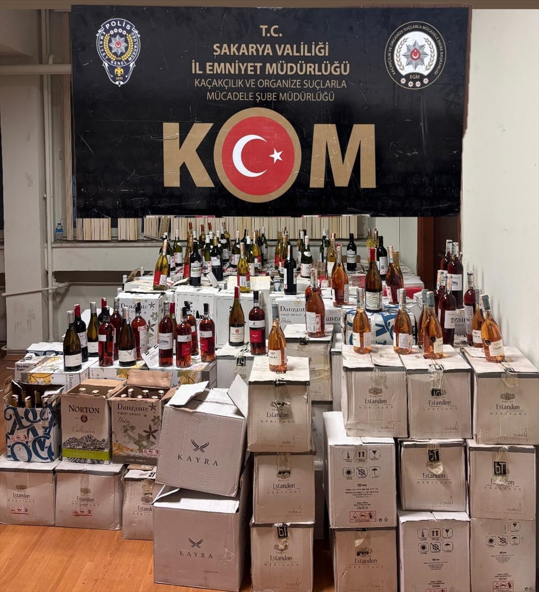 Sakarya'nın Akyazı ilçesinde 2 bin 263 şişe kaçak içkinin ele geçirildiği operasyonda 1 şüpheli...