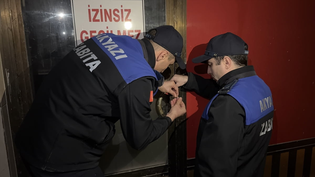 Sakarya'nın Akyazı ilçesinde ayakla hamur çiğnendiği tespit edilen tatlı imalathanesi...