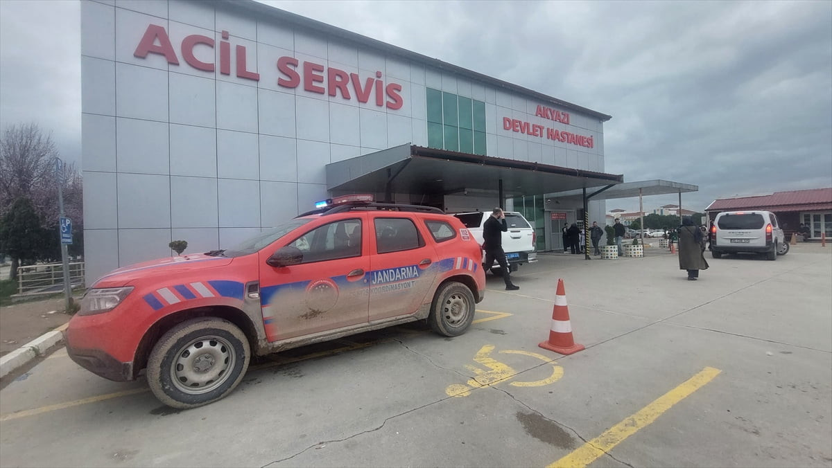 Sakarya'nın Akyazı ilçesinde çıkan silahlı kavgada 2 kişi yaralandı. Yaralılar, çevredeki...