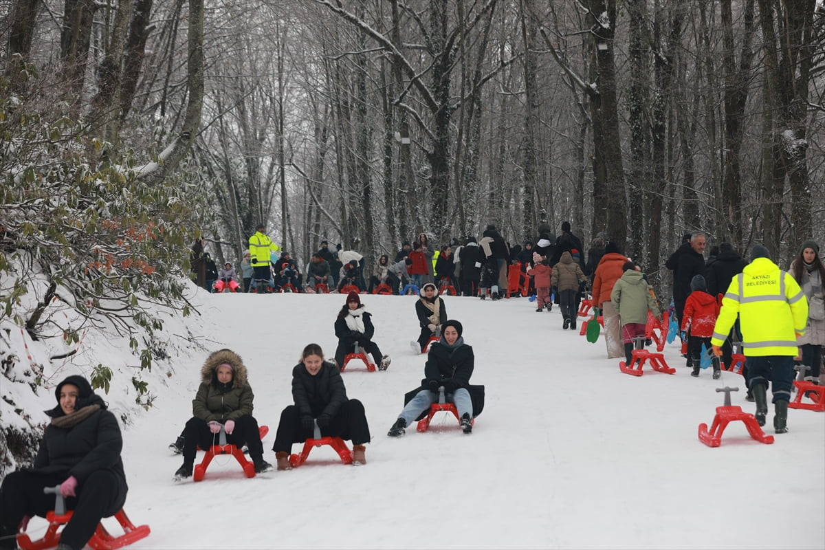 Sakarya'nın Akyazı ilçesinde gerçekleştirilen 4. Güzlek Aktepe Kızak Şenliği, karın tadını...