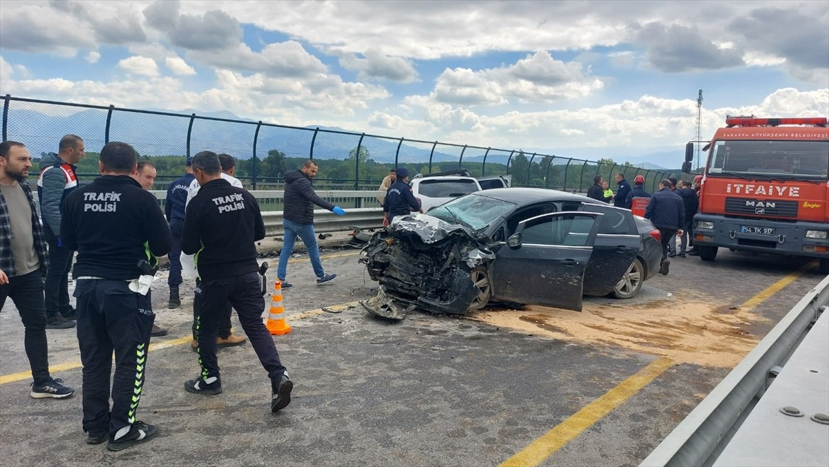 Sakarya'nın Akyazı ilçesinde meydana gelen trafik kazasında 2 jandarma personeli şehit oldu.
