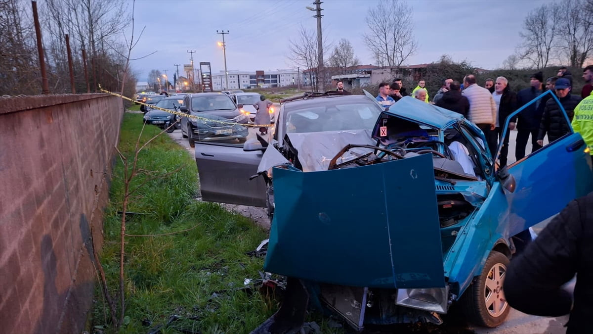 Sakarya'nın Akyazı ilçesinde otomobil ile SUV tipi aracın çarpıştığı kazada otomobil sürücüsü...