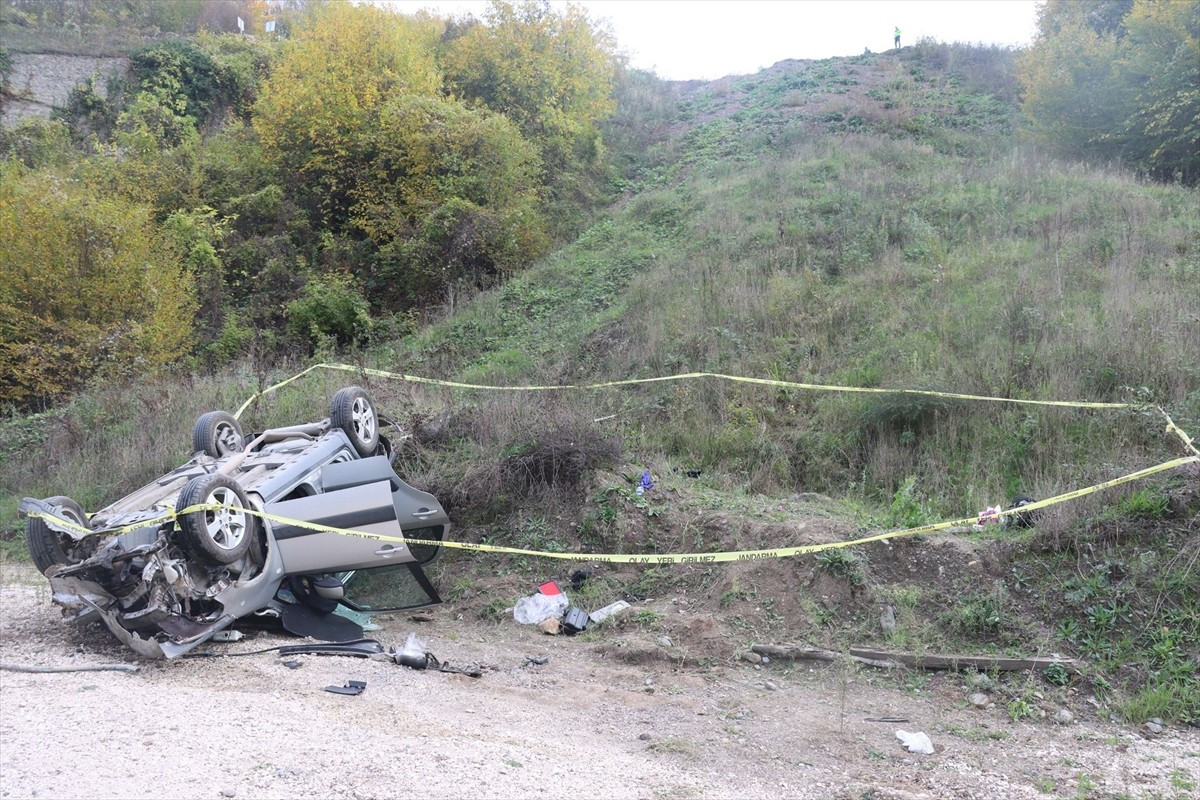 Sakarya'nın Akyazı ilçesinde uçurama devrilen otomobildeki 1 kişi hayatını kaybetti, 3 kişi ağır...