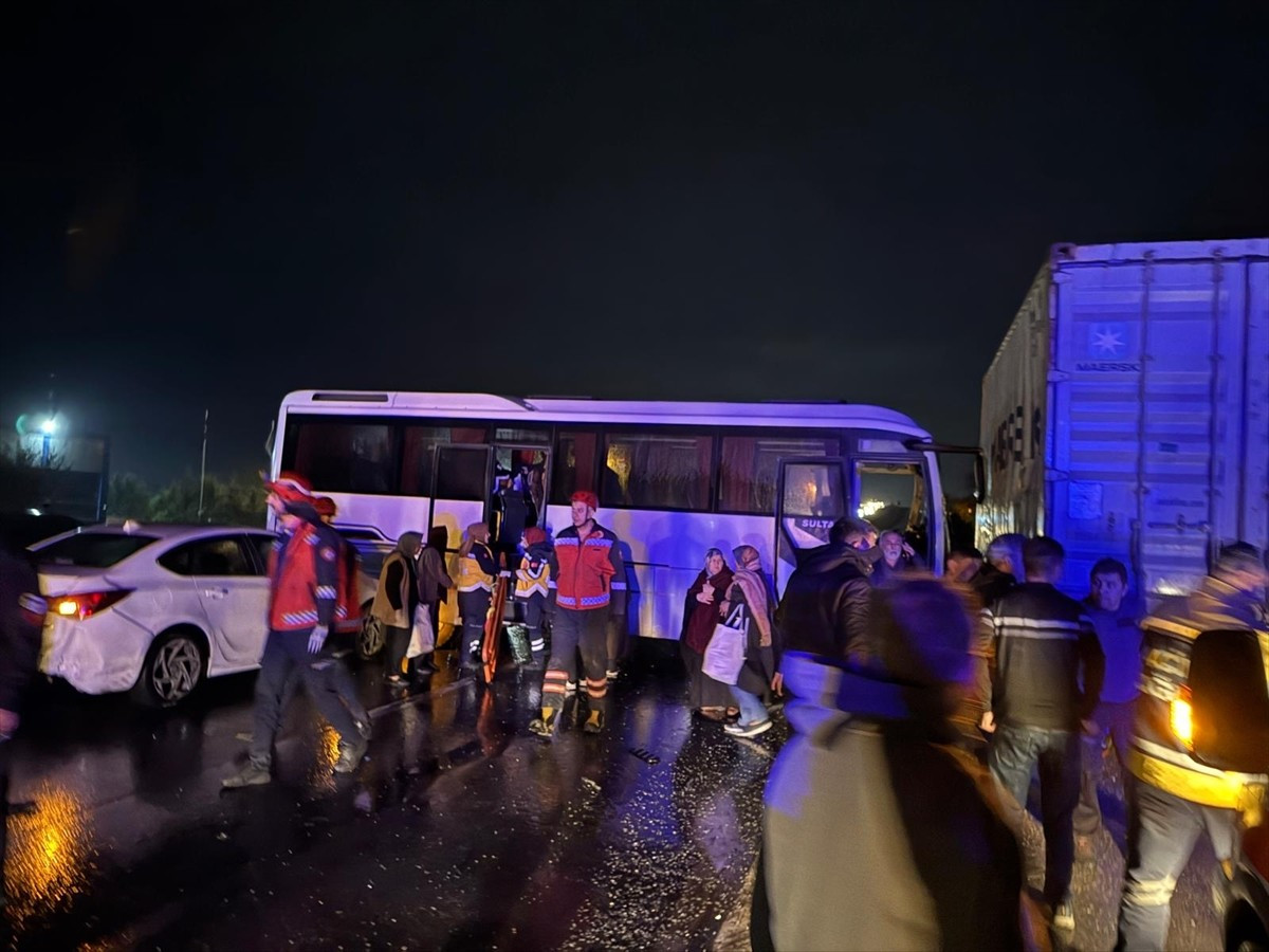 Sakarya'nın Arifiye ilçesinde 6 aracın karıştığı zincirleme trafik kazasında 12 kişi...