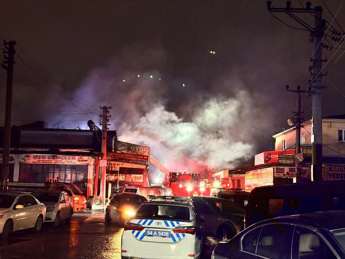 Sakarya'nın Arifiye ilçesinde, sanayi sitesindeki bir hırdavat dükkanında çıkan yangın...