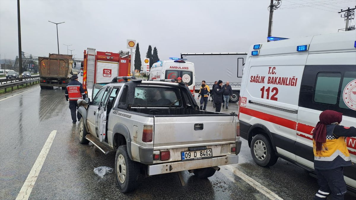 Sakarya'nın Arifiye ilçesinde tır ile kamyonetin çarpışması sonucu 3 kişi yaralandı.