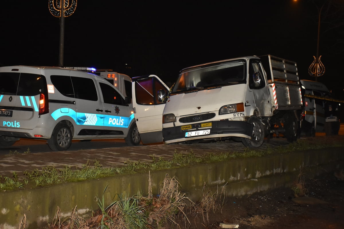 Sakarya'nın Erenler ilçesinde 2 kamyonetin çarpıştığı kazada kaldırıma fırlayan stepnenin çarptığı...